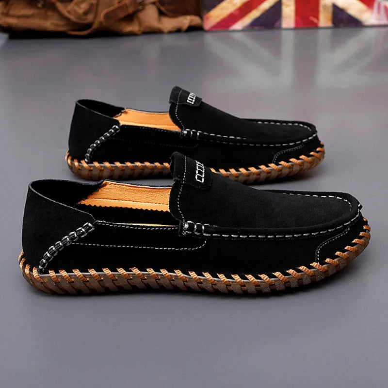 Cesare Camoscio Loafers black side view – detailed pair shot showing handmade stitching and contrast sole by Polumi.
