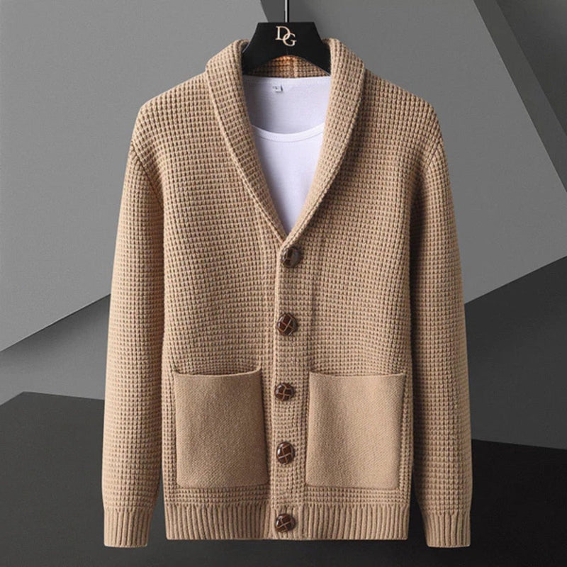 Domenico Cable Wool Cardigan in beige – refined men’s knit cardigan with shawl collar and front patch pockets, crafted for timeless comfort by Polumi.