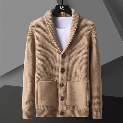 Domenico Cable Wool Cardigan in beige – refined men’s knit cardigan with shawl collar and front patch pockets, crafted for timeless comfort by Polumi.