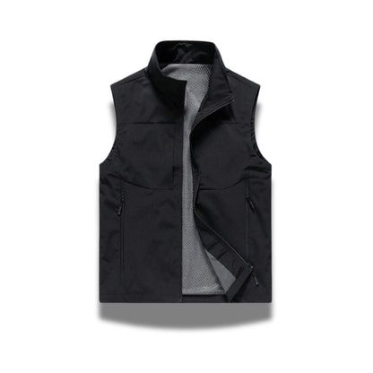Ennio Zip Adapt Vest in black – versatile men’s softshell vest with front zipper and lightweight mesh interior by Polumi.