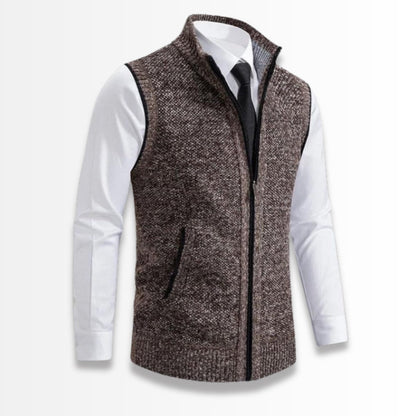 Ermenegildo Full-Zip Vest Brown – Warm brown knitted vest combining Italian refinement and everyday versatility.