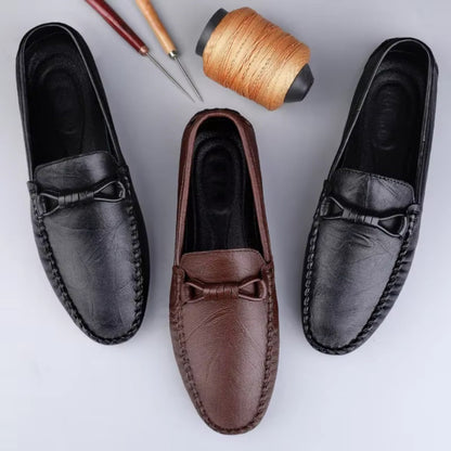 Flatlay of Niccolò Genuine Leather Moccasins in hammered black and brown – premium men's loafers displayed together with craftsmanship tools by Polumi.