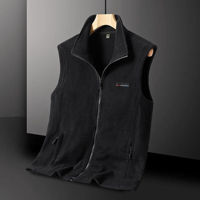Polumi Enrico Fleece Vest in black — elegant men’s fleece gilet with high collar and zip pockets, perfect for modern everyday wear.