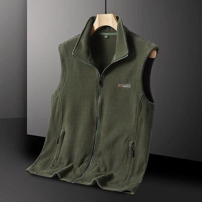 Polumi Enrico Fleece Vest in green — soft fleece vest for men with front zipper and pockets, designed for comfort and refined outdoor look.